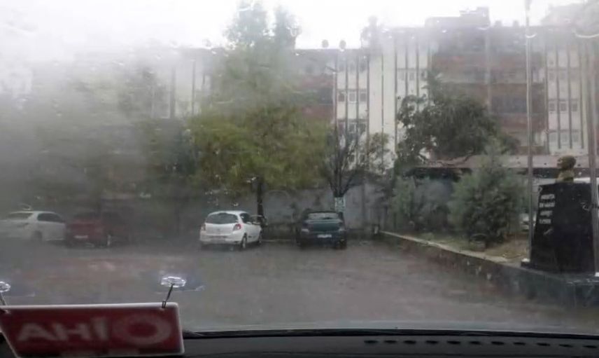 Tunceli’de yoğun yağmur ve fırtına trafikte aksamalara yol açtı