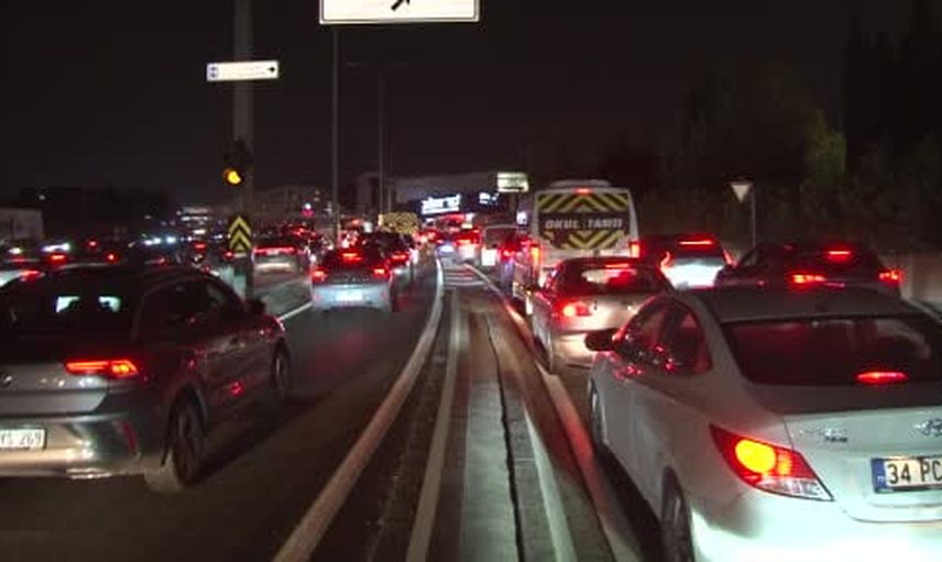 Akşam mesaisinde İstanbul yollarında tıkanma