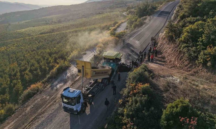 Osmaneli'de üç köyü birbirine bağlayan 8 kilometrelik yol sıcak asfalta kavuşuyor