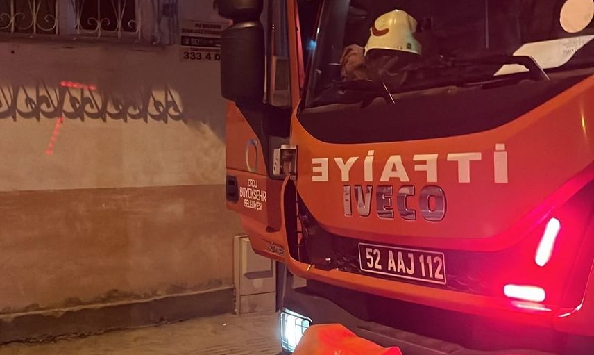Fatsa'da park halindeki motosiklet alev aldı, itfaiye kısa sürede söndürdü
