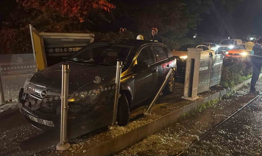 Eskişehir'de tramvay durağına giren otomobilde sürücü kurtarıldı