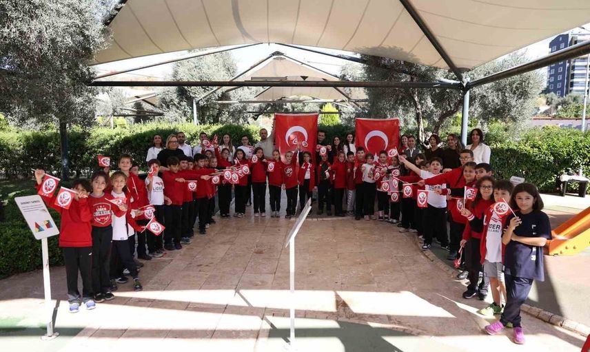 Cumhuriyet coşkusuyla bilimi keşfeden çocuklar