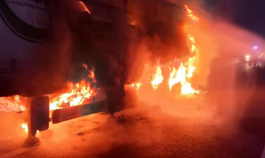 Sabah Çaydurt’ta tır dorsesi alev aldı