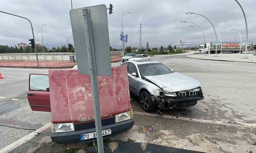 Karaman otogarında kavşak çarpışması; sürücü acile kaldırıldı