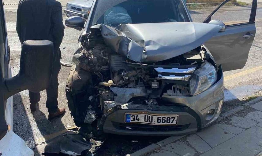 Siirt'te Şeyh El Hazin Caddesi'nde çarpışma: üç kişi hafif yaralandı