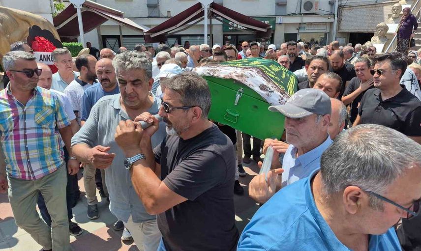 Eskişehir'de üç araçlı kazada hayatını kaybeden Zarife Ercan uğurlandı