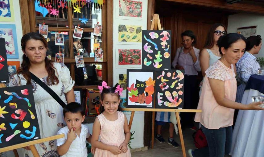 Minik ellerden büyük renkler: yıl sonu resim sergisi Gözcüler Evi'nde
