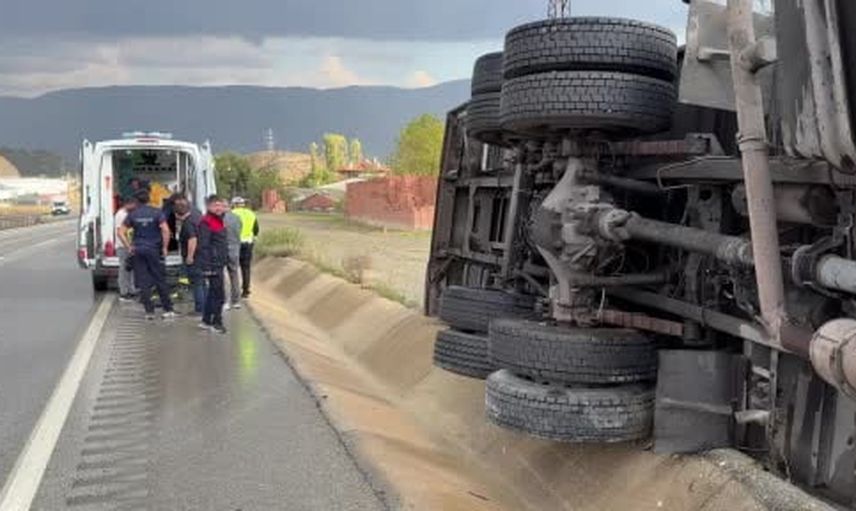 tosya d100'de devrilen kamyonda iki kişi yaralandı