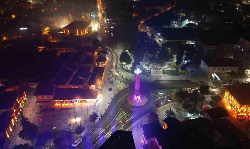 Çorum'da kent merkezinde etkili olan sis ulaşımı zorlaştırdı