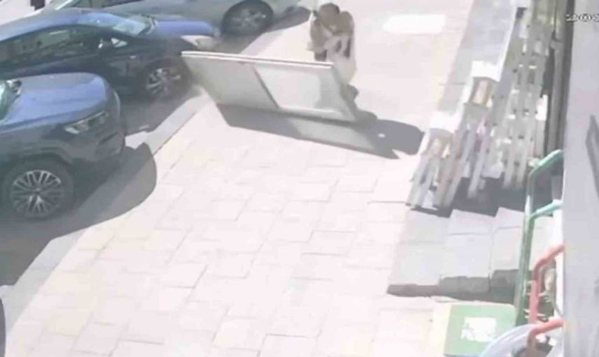 Karaman'da yangın çıkışı kapısının düşmesi kaldırımda yürüyeni yaraladı