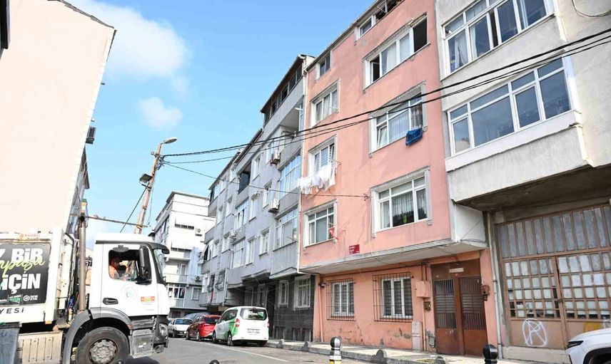 Pencereden el sallayan çocuk kamyon şoförleriyle tanıştı