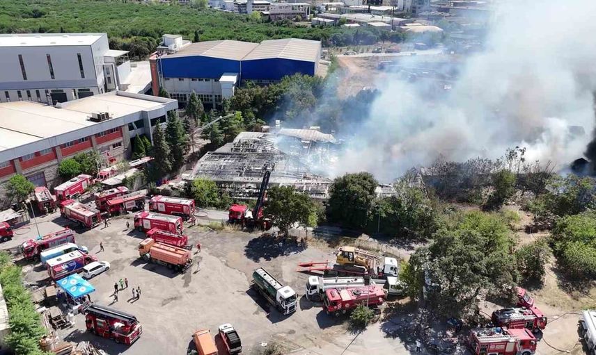 Tuzla'da kimyasal fabrikada çıkan yangın kısmen kontrol altına alındı