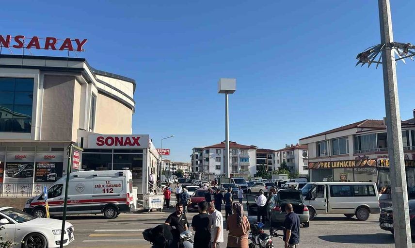 Korkuyla yola çıkan kadına motosiklet çarptı, yaralı hastaneye kaldırıldı