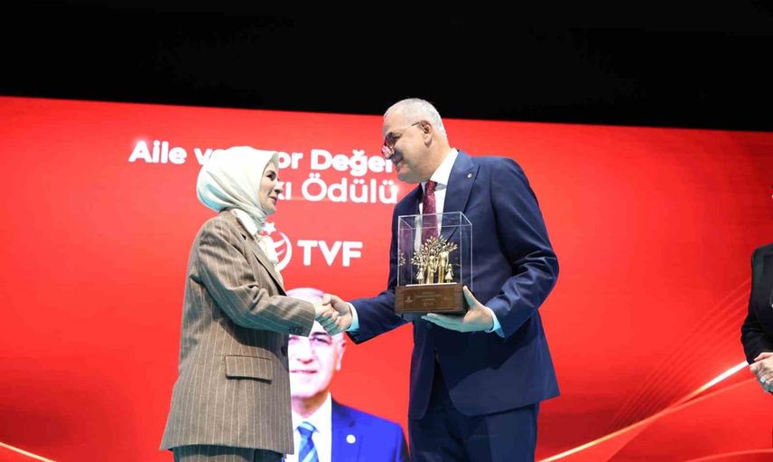 Aile ve spor değerlerine katkı: Mehmet Akif Üstündağ’a ödül
