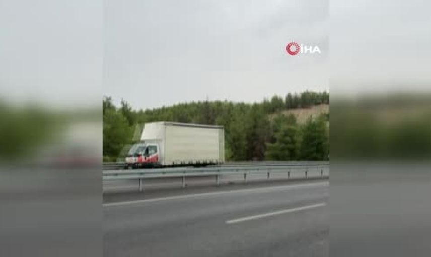 Yıldırımın düşmesi örtü yangınına yol açtı, ekipler kısa sürede kontrol sağladı