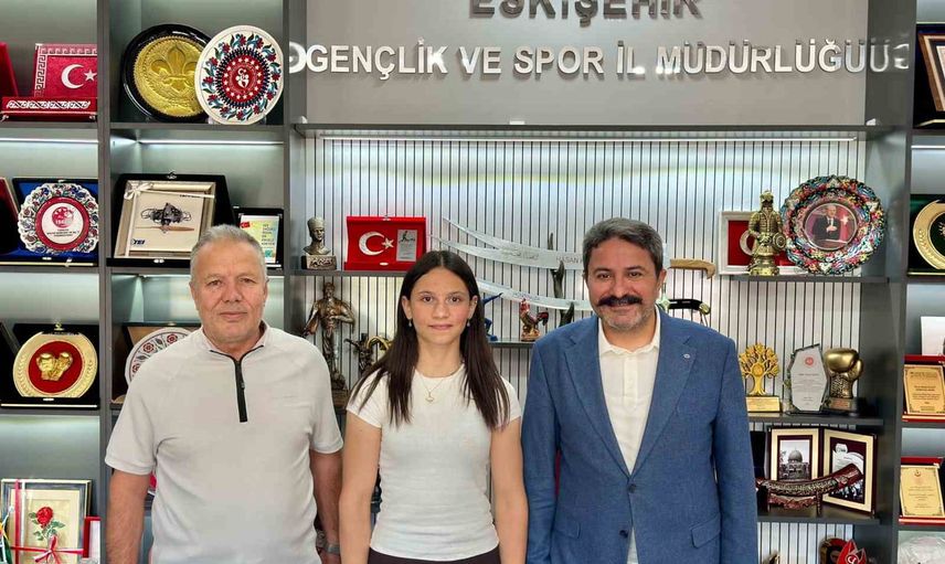 Eskişehirli öğrenci Emine Sümeyye Yeşilay Şampiyonlar Kampı'na seçildi
