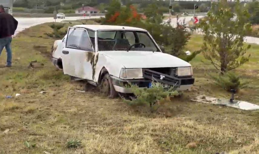 Karagedik mevkiinde kontrolden çıkan TOFAŞ refüje çıktı: iki kişi yaralandı