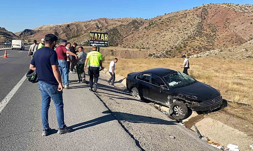 Sivas'ta otomobil şarampole çıktı: sürücü ve 4 yolcu hafif yaralandı