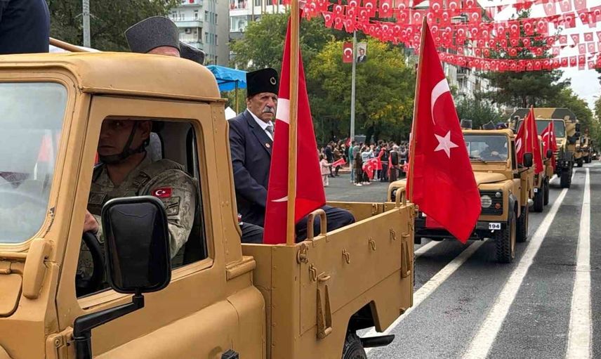 Diyarbakır'da cumhuriyetin 103. yılı birlik ve umut mesajlarıyla kutlandı
