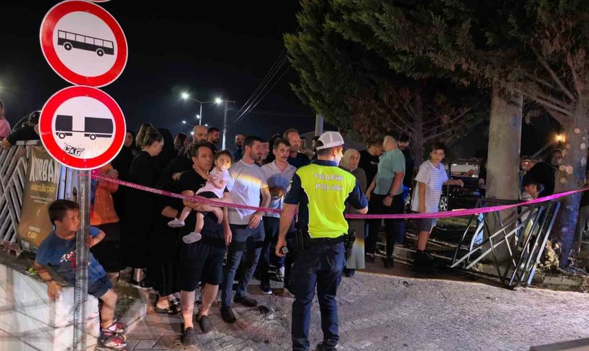 Alt geçitte kontrolü kaybeden otomobil beton direğe çarptı