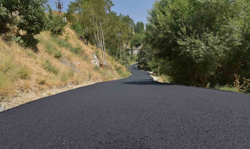 Hakkâri kırsalında asfalt atağı: Şemdinli ve Derecik yolları modernleşiyor