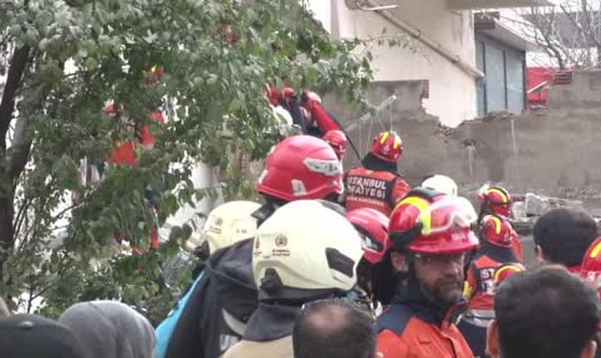 Maltepe'de çöken binadan enkazdan çıkarılan kişinin kurtarma anı
