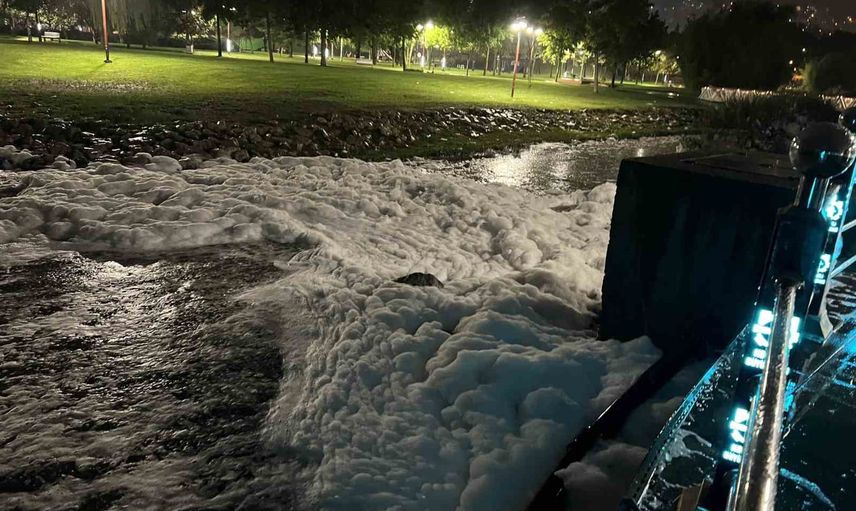 Sekapark'ta sahil kanalı köpükle kaplandı, ekipler inceleme başlattı
