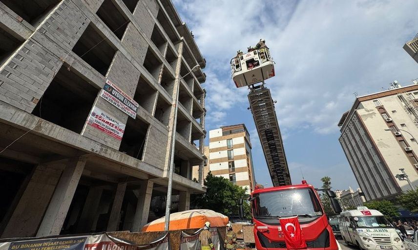 Hatay'da inşaatın tepesinde intihar girişimi son anda önlendi