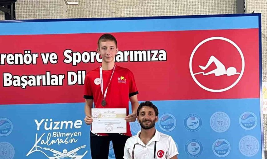 Elazığ'da aydın rüzgârı: genç yüzücülerden iki önemli derece