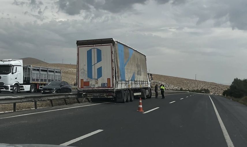 Sivrihisar'da direksiyon hakimiyetini kaybeden tır bariyerlere vurdu