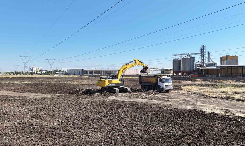 Diyarbakır OSB enerjiye katkı için 5 MW'lık güneş tarlasını hazırlıyor