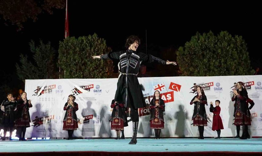 Gölcük'te Kafkas ezgileri ve halk oyunları buluştu