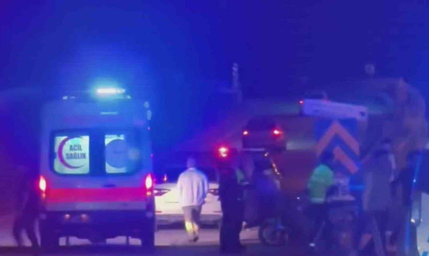 Narlıca Mobsan üst geçidinde motosiklet bariyere çarptı, iki kişi yaralandı