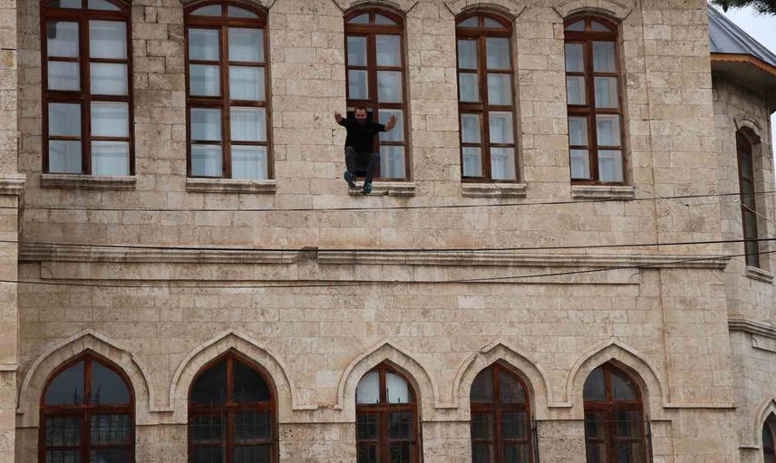 Okul tatbikatında itfaiyenin soğukkanlı müdahalesi alkış topladı