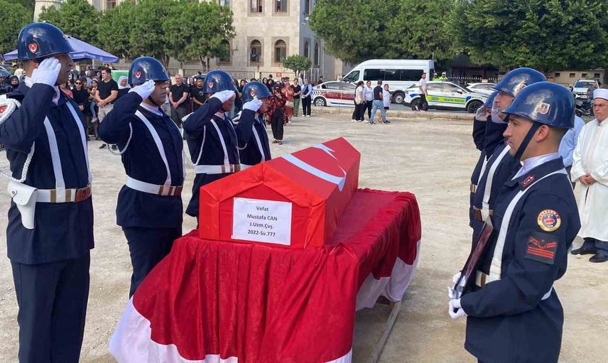 Memleketinde uğurlanan 24 yaşındaki uzman çavuş toprağa verildi