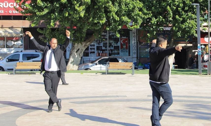 Köşk’te muhtarlar demokrasi nöbetini zeybekle taçlandırdı