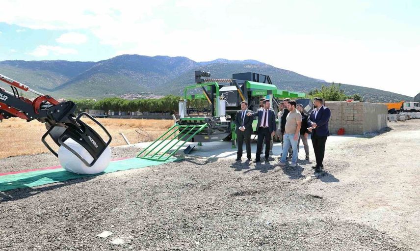 Tavas'ta üreticinin yükü hafifliyor: ücretsiz silaj yükleme ve paketleme hizmeti