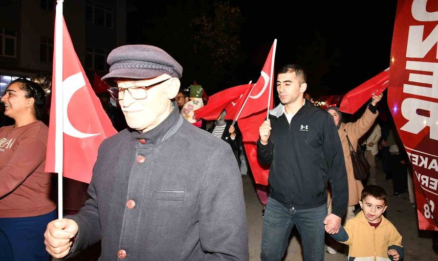 Coşkuyla yürüdü: Osmaneli'nin 29 Ekim fener alayı