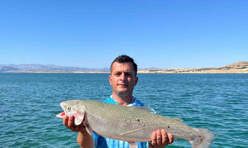 Keban baraj gölünde oltayla yakalanan 5,5 kiloluk sürpriz
