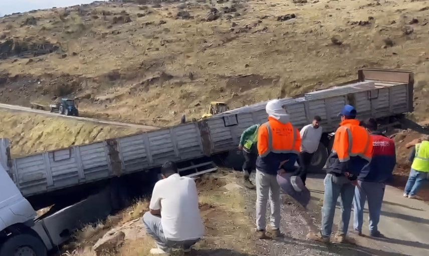 Solhan Göksu yolunda geri kayan tır uçurum kenarında askıda kaldı