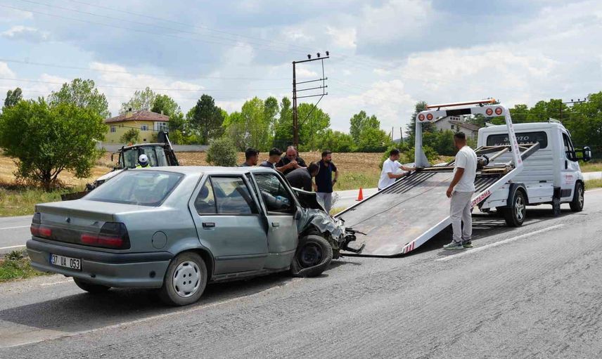 Kastamonu Dereköy mevkiinde trafik kazası: otomobilde üç kişi yaralandı