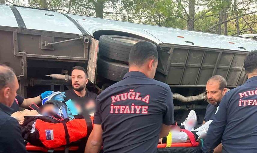 Hisarönü virajında minibüs devrildi; otel personelinden üç kişi yaralandı