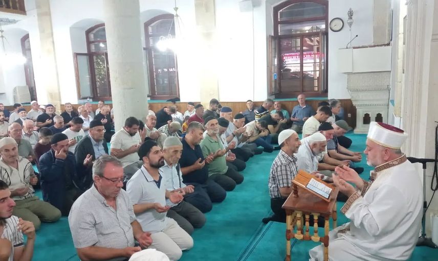 Bayburt'ta kandil akşamı cami cemaatiyle dualarda buluştu