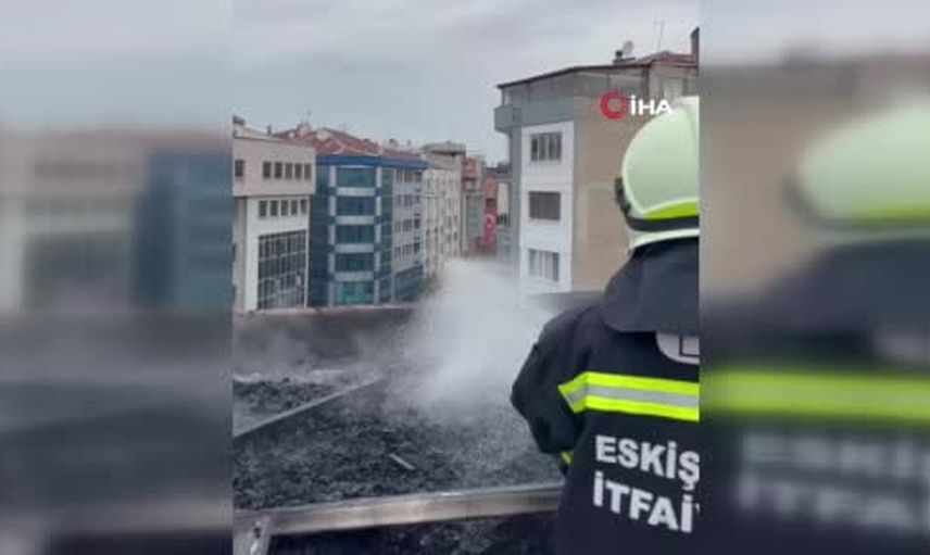Eskişehir'de dört katlı mağazanın çatısında çıkan yangın kontrol altına alındı