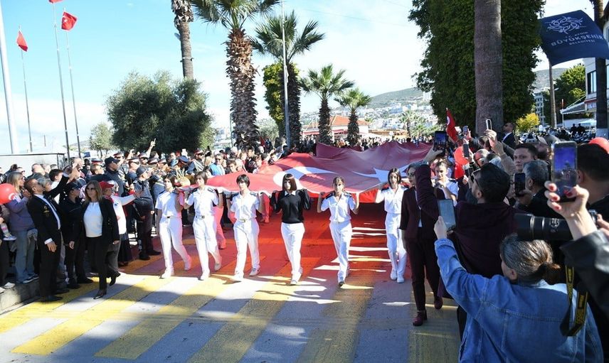 Kuşadası’nda 103. yılda birlik ve coşku meydanlara taşındı