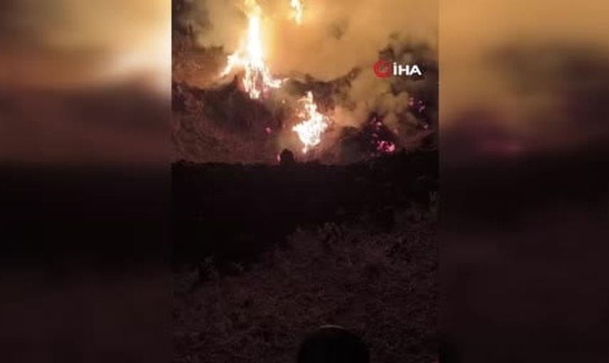 Yüksekova'da Kayakonak mezrasında yangın: 5 bin bağ ot kül oldu