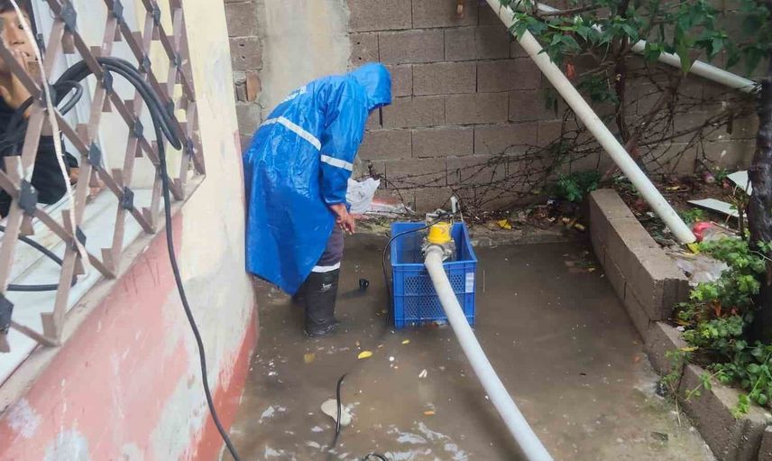 Akdeniz'de yağmur sonrası aksiyon: ekipler 6 mahallede tahliyeye başladı
