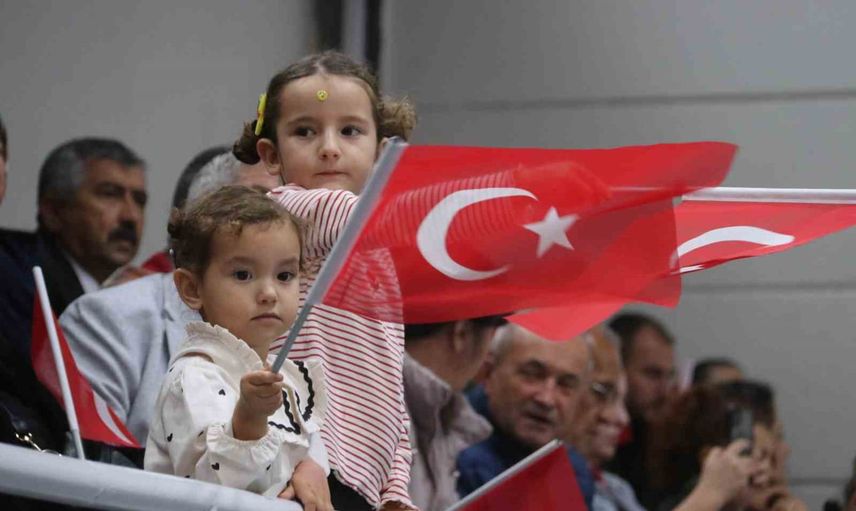 Fethiye’de yağış engel olmadı: 29 ekim kutlamaları kapalı salonda coşkuyla yapıldı