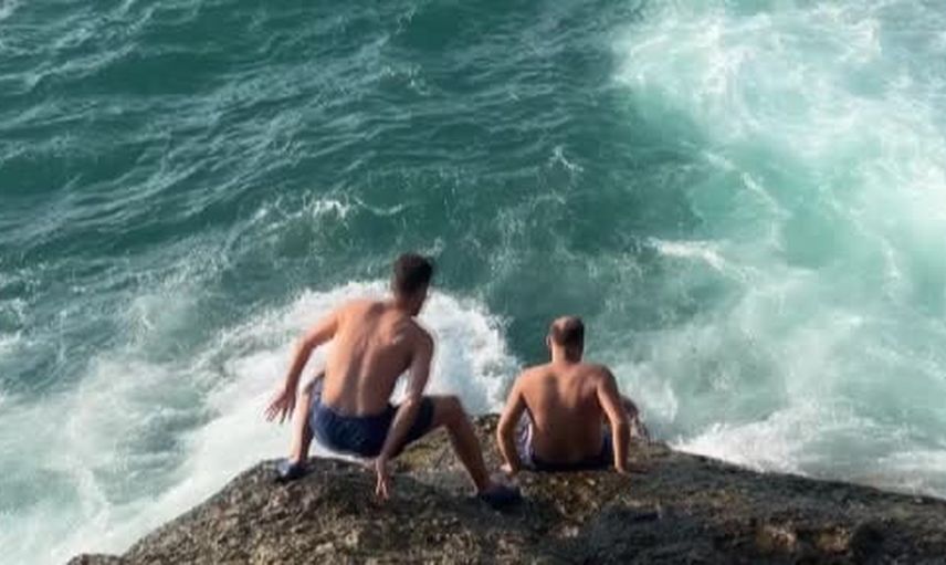 Karaburun'da dalgaların arasında kalan kişi arkadaşlarının yardımıyla son anda kurtarıldı