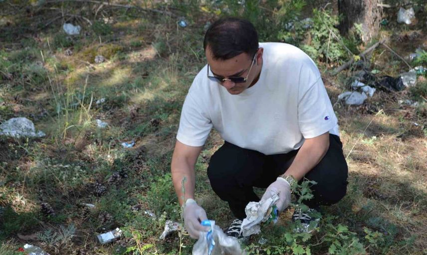 Tosya’da gönüllüler ormanı temizleyip yangın riskini azaltmaya çalıştı